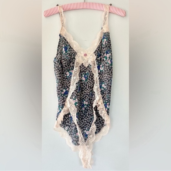 ❌CLEARANCE❌ Vintage Lilly of France - Picture 1 of 2